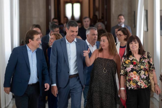 Pedro Sánchez quiere reeditar hoy el Pacto del Tinell contra el PP en Madrid