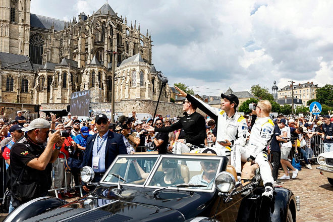 El desfile de pilotos es una tradición en el día previo a la carrera. Los componentes de cada equipo recorren las calles de Le Mans saludando desde coches clásicos a los miles de aficionados que se dan cita