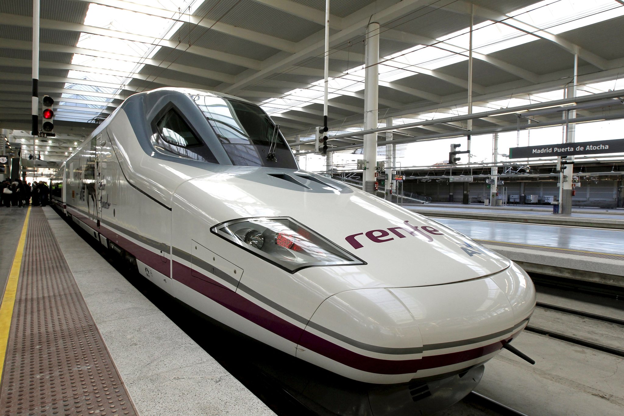 Bruselas quiere forzar a Renfe a ofrecer billetes de la competencia y abrir sus tarifas