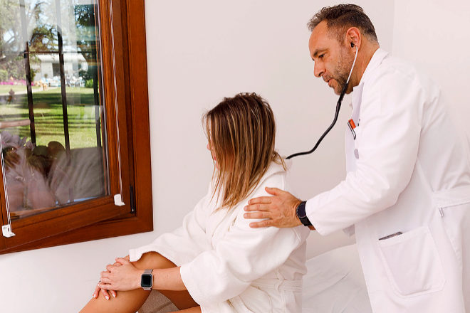 Supervisión médica. El doctor Alberto Cerrada en uno de los exhaustivos y constantes reconocimientos que se efectúan a los pacientes.