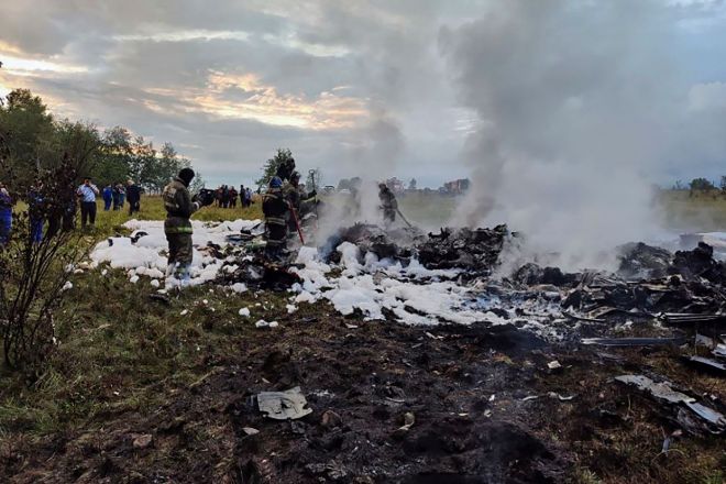 Los servicios de emergencia rusos trabajan en el lugar en el que se estrelló el avión en el que viajaba el jefe del Grupo Wagner, Yevgueni Prigozhin.