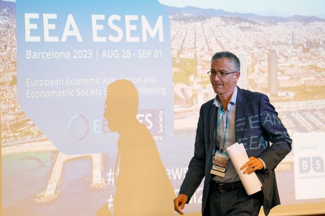 De Cos minimiza el repunte de la inflación y pide estabilidad política