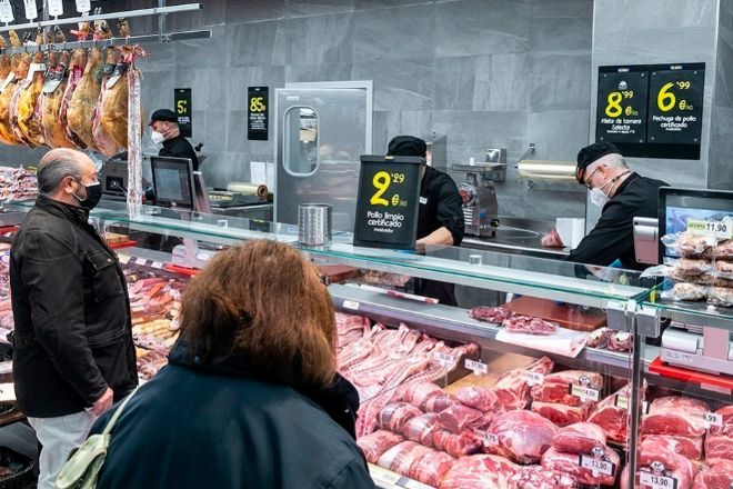 Sección de carnicería en un supermercado BM, del grupo Uvesco.