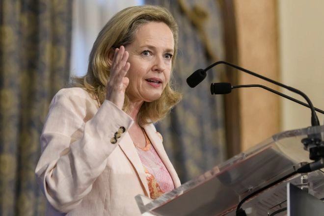Calviño no descarta elevar el impuesto extraordinario a la banca