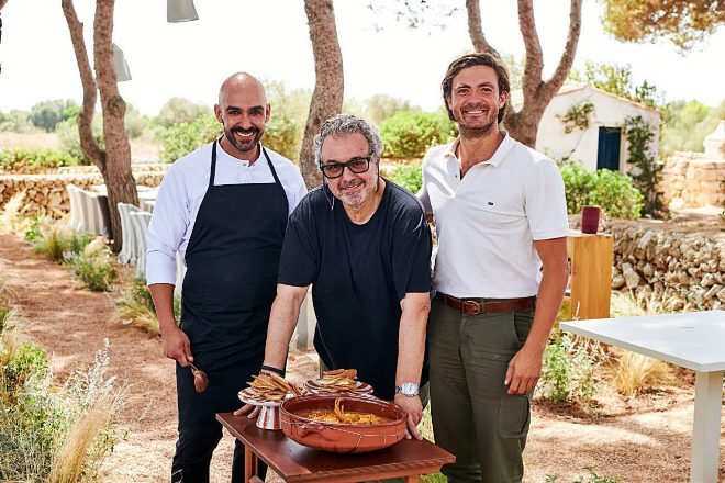 Raúl Sánchez, jefe de cocina de Morvedra Nou, Juanjo López, asesor gastronómico del hotel, y Álvaro Sasiambarrena, socio del grupo Numa.