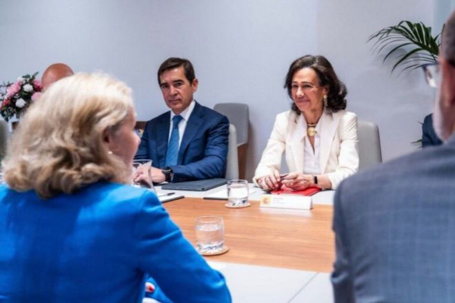 Calviño asegura a la banca que el impuesto será temporal