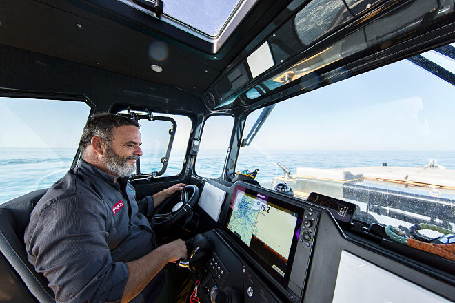 Ángel León en la cabina con capacidad para cuatro pasajeros y equipada con las últimas tecnologías de análisis de la posición y del fondo marino y potente equipo de sonido.