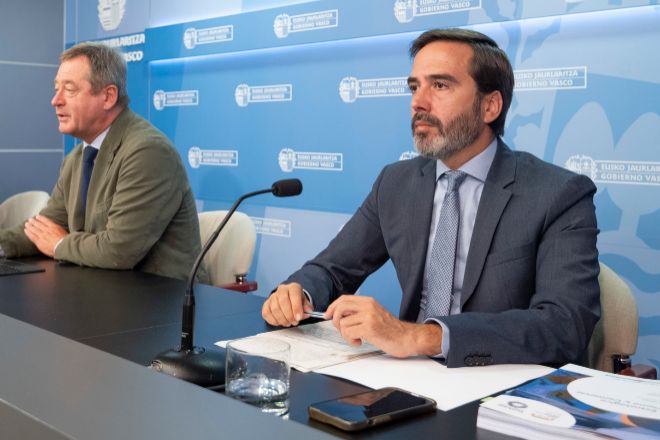 El consejero de Turismo, Comercio y Consumo, Javier Hurtado, este martes junto al portavoz del Gobierno vasco, Bingen Zupiria.