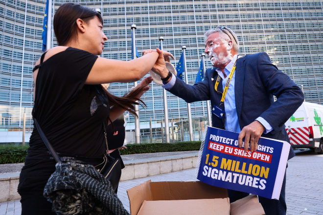 El consejero delegado (CEO) de Ryanair, Michael O'Leary, después de que una activista le haya tirado una tarta a la cara.