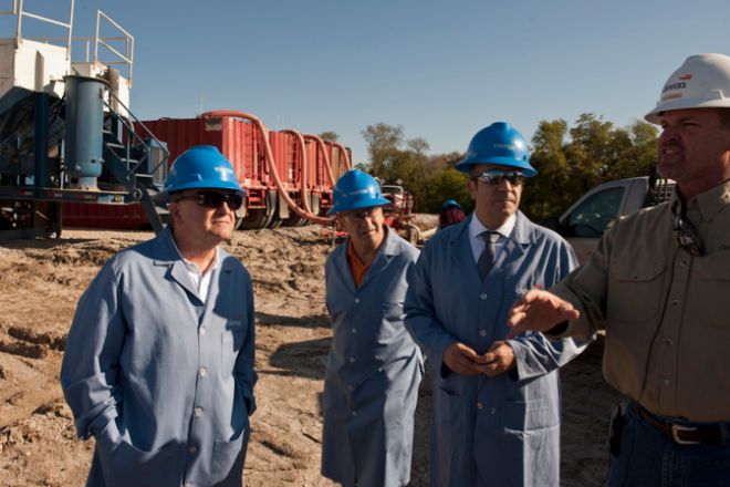 El exlehendakari Patxi López, en un visita al campo gasista de Heyco en Dallas, en 2011.