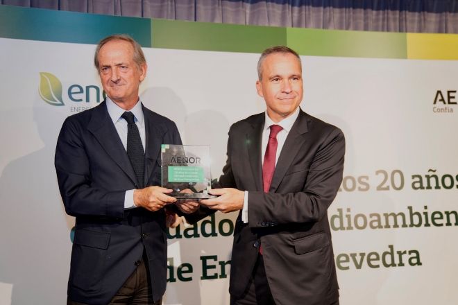 El presidente de Ence, Ignacio Colmenares, recibe el reconocimiento entregado por Rafael García, CEO de Aenor.