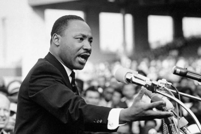 Martin Luther King Jr no fue el promotor de la manifestación por el trabajo y la libertad de 1963, un proyecto que el sindicalista A. Philip Randolph planeó durante 12 años, pero sí el orador más recordado. Su discurso, apelando a los sentimientos para visibilizar la falta de derechos civiles de los afroamericanos, fue aplaudido por las más de 200.000 personas que le escucharon en directo en Washington.