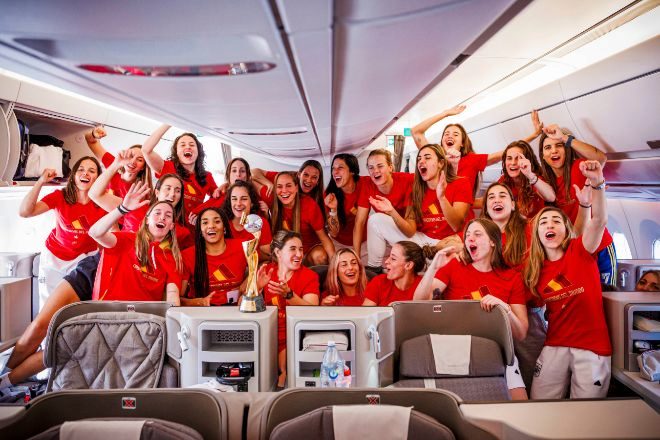 Las jugadoras de la selección española de fútbol femenino celebran su victoria en el Campeonato del Mundo dentro del avión en Doha, de camino a Madrid.