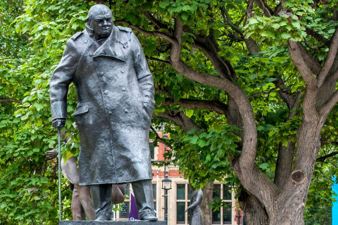 Estatua de Winston Churchill frente al Parlamento británico, en Londres.