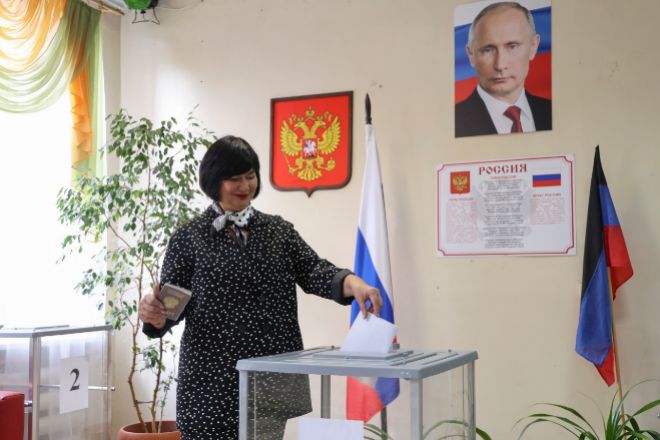Una mujer deposita su voto en Donetsk, uno de los territorios de Ucrania controlados por Rusia.