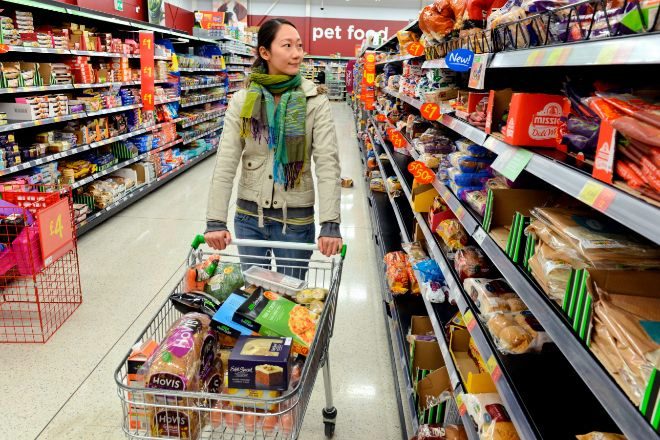La inflación sube tres décimas en agosto hasta el 2,6% por las gasolinas y se modera la subida de los alimentos