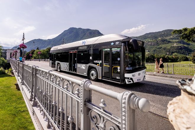 Un autobús de hidrógeno de Solaris circula por la ciudad italiana de Bolzano.