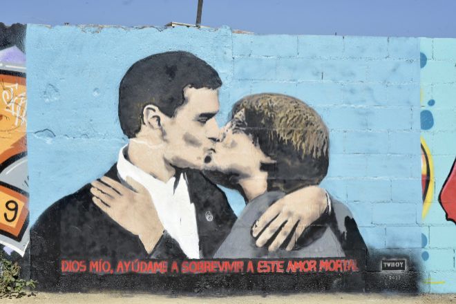 Vista de la pintura del presidente del Gobierno en funciones, Pedro Sánchez, junto al prófugo de la Justicia y eurodiputado de Junts, Carles Puigdemont, dándose un beso en el mural del artista urbano TVBoy.