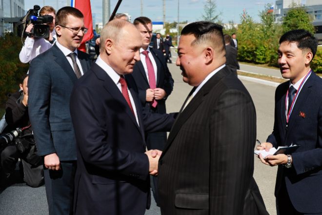 El persidente de Rusia, Vladimir Putin (izda.) saludo al líder de Corea del Norte, Kim Jong Un (dcha.).