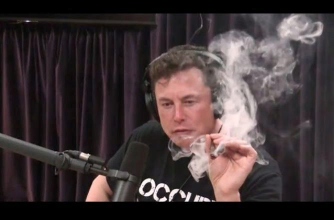 Elon Musk, fumando marihuana durante una entrevista en la radio.