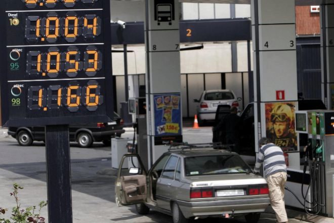 Un hombre reposta carburante en su coche en una estación de servicio del País Vasco.