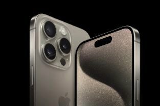 Los nuevos iPhone 15 Pro y Pro Max de Apple.