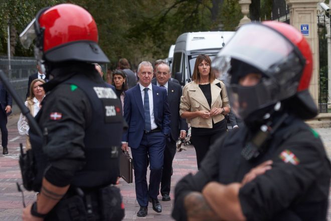 El Lehendakari Iñigo Urkullu y la vicelehendakari Idoia Mendia, a su llegada este jueves al Parlamento vasco, donde se celebra el pleno de Política General.