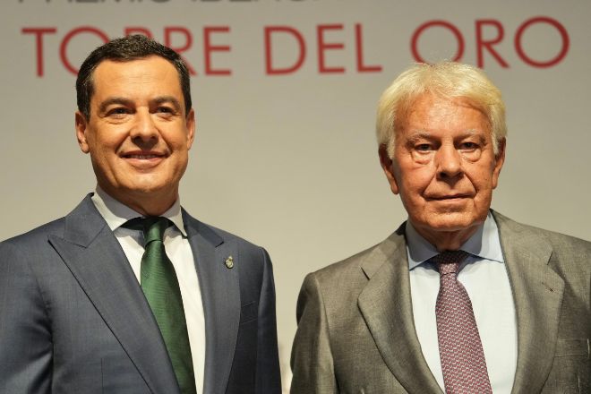 El presidente de la Junta, Juanma Moreno, y el expresidente del Gobierno de España, Felipe González.