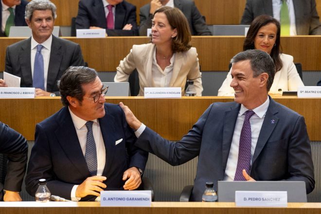 El presidente del gobierno en funciones, Pedro Sánchez, habla con el presidente de la CEOE, Antonio Garamendi, antes de presentar la propuesta estratégica de la Presidencia española de la UE para fortalecer la seguridad económica y el liderazgo global de la UE.