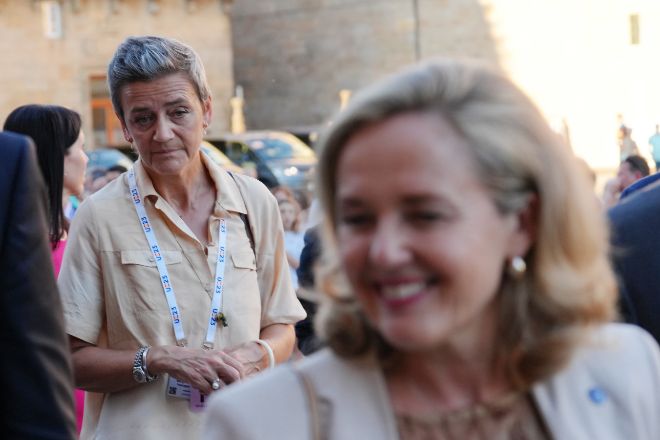 Vestager irrumpe por sorpresa en Santiago y eleva el pulso con Calviño por el BEI
