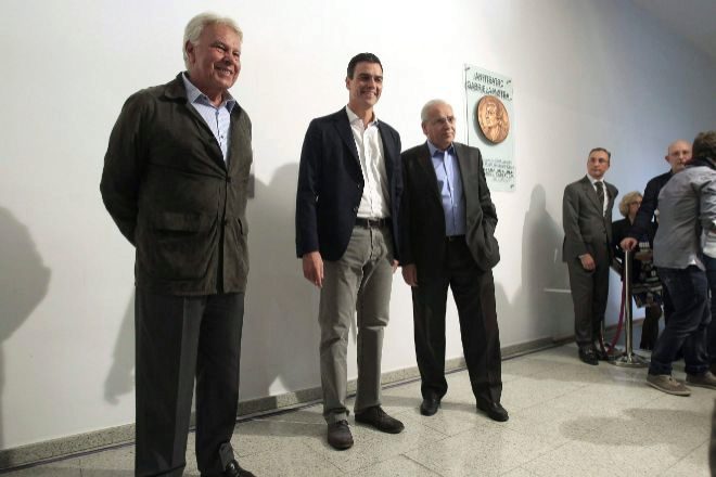 Felipe González, expresidente del Gobierno, Pedro Sánchez y Alfonso Guerra, exvicepresidente del Gobierno, en una imagen de archivo de 2014.