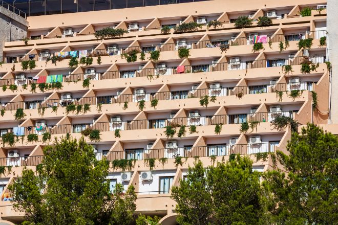 Un bloque de apartamentos en Ibiza, en Baleares.