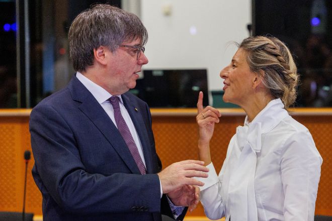 Carles Puigdemont y la vicepresidenta segunda en funciones, Yolanda Díaz.