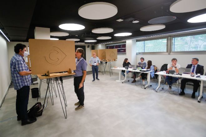 Punto de votación electrónica para las elecciones a la Cámara de Barcelona.