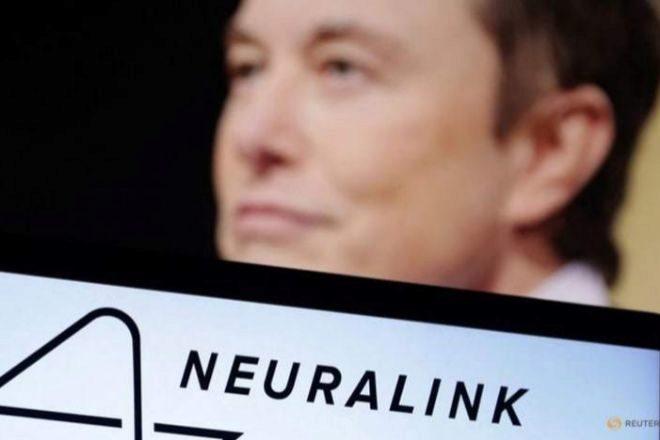 El CEO de Neuralink, Eloms Musk, junto al logo de la compañía.