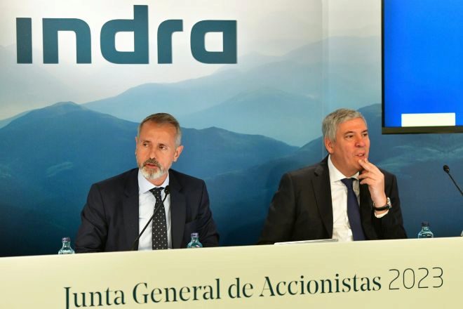 Junta de accionistas de Indra en 2023. En la foto, Marc Murtra, presidente de la compañía, y José Vicente de los Mozos, consejero delegado.