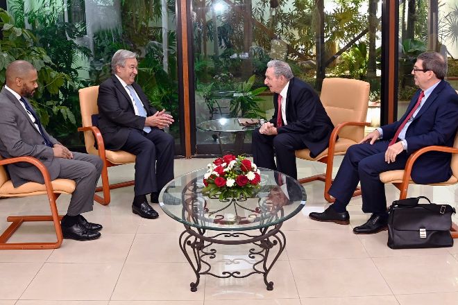 El expresidente cubano Raúl Castro (segundo por la derecha) junto a el secretario general de las Naciones Unidas, Antonio Guterres (segundo por la izquierda) durante la Cumbre del G77+China en La Habana.