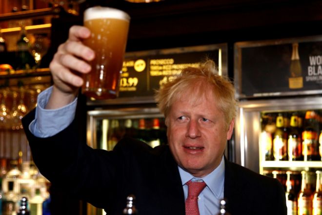 Boris Johnson, ex primer ministro del Reino Unido., durante su visita al Wetherspoons Metropolitan Bar en Londres.
