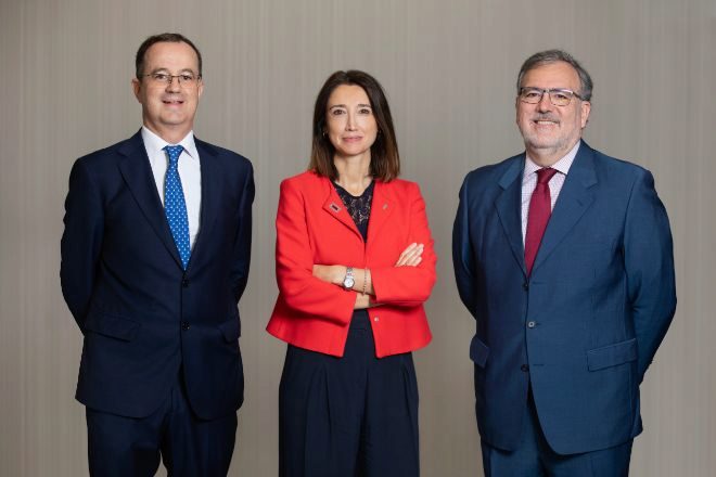 De izquierda a derecha, Pedro Saturio, Ruth Sánchez y Francisco Javier Sáez, nuevo equipo rector del área de patentes de Elzaburu.