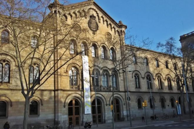 Fachada principal del edificio histórico de la Universitat de Barcelona, que ocupa el primer lugar entre las españolas entre las 100 mejores de Europa según QS, en el puesto 49.