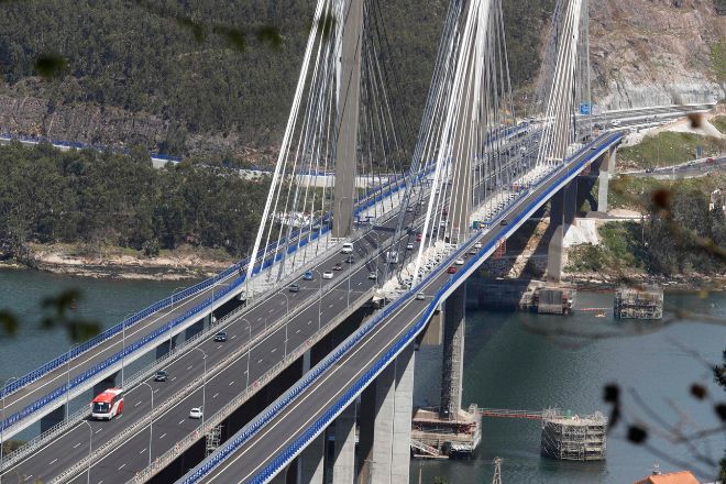 Autopista de peaje a su paso por el puente de Rande, en Pontevedra.