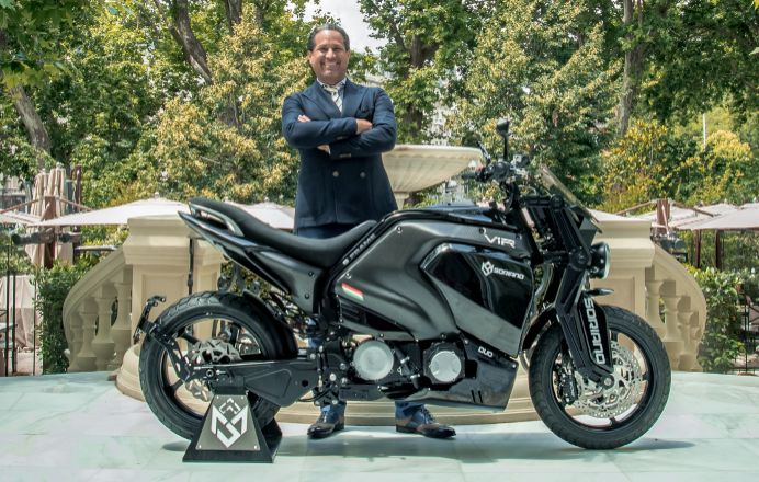 Marco Antonio Soriano Scholtz von Hemmersdorff con una de sus exclusivas motos eléctricas prémium en los jardines del Hotel Ritz que cofundara su bisabuelo.