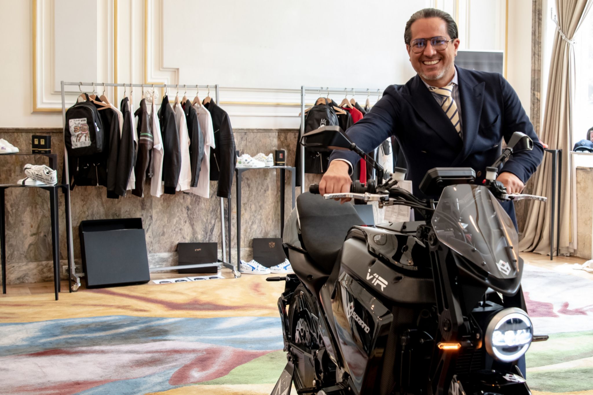 Soriano Motori Corp. también ha lanzado la colección de moda, "Attitude", que cuenta con piezas únicas pintadas a mano por diferentes artistas. Las prendas están basadas en la cultura de la
moto.