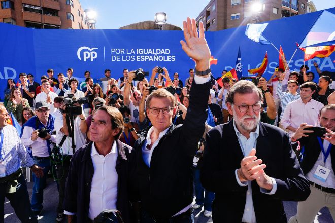 El líder del PP, Alberto Núñez Feijóo (centro), ayer en la manifestación contra la amnistía, acompañado por los expresidentes del Gobierno José María Aznar (izquierda) y Mariano Rajoy (derecha).