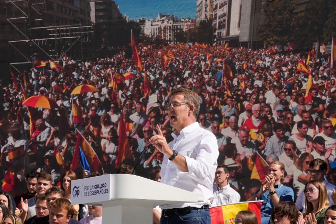 El líder del Partido Popular, Alberto Núñez Feijóo, durante el acto del PP celebrado en Madrid ayer en defensa de la igualdad de todos los españoles.