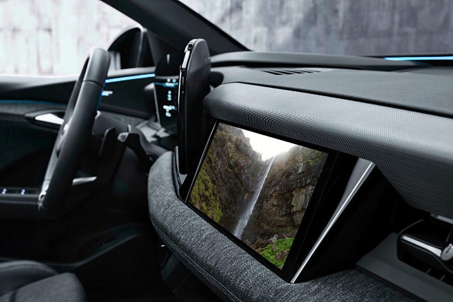 La pantalla panorámica Audi MMI independiente presenta un diseño curvado y tecnología OLED, y está compuesta por el Audi virtual cockpit
