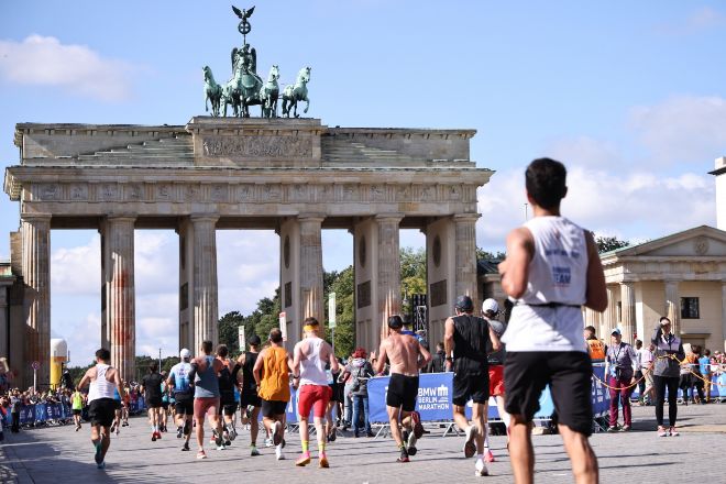 Corredores ayer en la maratón de Berlín llegando a la Puerta de Brademburgo.