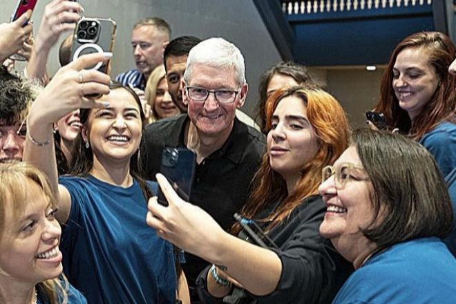 El CEO de Apple, Tim Cook, visita Madrid en pleno lanzamiento del iPhone