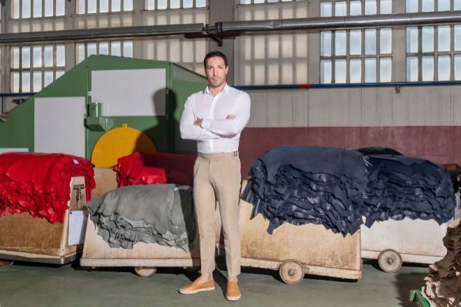 El italiano Matteo de Rosa es el CEO de LVMH Métiers d'Art desde diciembre de 2021. LVMH Métiers d'Art compra la valenciana Verdeveleno.