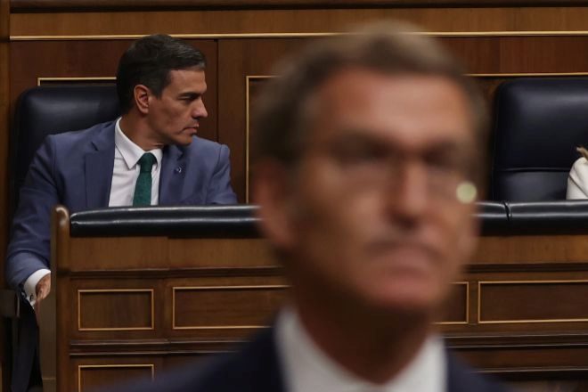 El presidente del Gobierno en funciones, Pedro Sánchez (i), asiste a la primera sesión del debate de investidura de Alberto Núñez Feijóo (d).